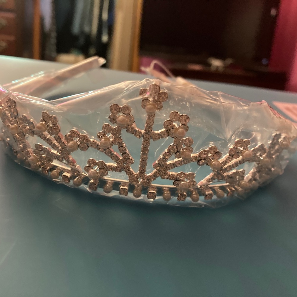 Very Beautiful David’s Bridal tiara Regular $125.00 NWT